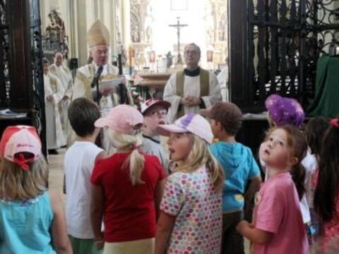 Weihbischof Dr. Dr. Anton Losinger begrüßte über 250 Kinder am Eingang der Basilika St. Ulrich und Afra in Augsburg.