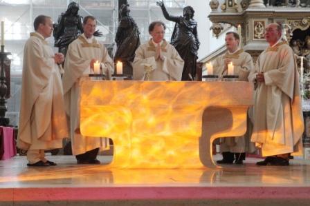 Der Verbändereferent der Diözese Augsburg, Domkapitular Monsignore Wolfgang Hacker (Mitte), zelebrierte den Gottesdienst für die Mitgliedsverbände des BDKJ.
