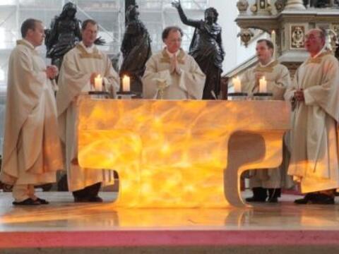 Der Verbändereferent der Diözese Augsburg, Domkapitular Monsignore Wolfgang Hacker (Mitte), zelebrierte den Gottesdienst für die Mitgliedsverbände des BDKJ.