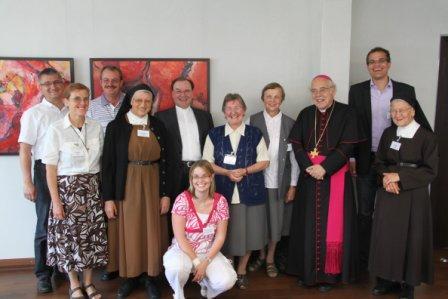 Weltkirchenreferent Prälat Meier 3. v.l., Diözesanadministrator Grünwald 2.v.r. vorne und Geschäftsführer der aktion hoffnung, Uhl 2.v.r. hinten mit einigen Missionaren der Diözese Augsburg. Foto. aktion hoffnung