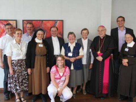 Weltkirchenreferent Prälat Meier 3. v.l., Diözesanadministrator Grünwald 2.v.r. vorne und Geschäftsführer der aktion hoffnung, Uhl 2.v.r. hinten mit einigen Missionaren der Diözese Augsburg. Foto. aktion hoffnung
