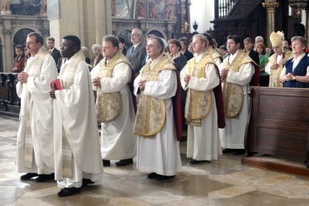 Diözesanadministrator Weihbischof Grünwald feierte die Heilige Messe zum Tag der Weltkirche in der Basilika St. Ulrich und Afra. Hier beim Einzug.