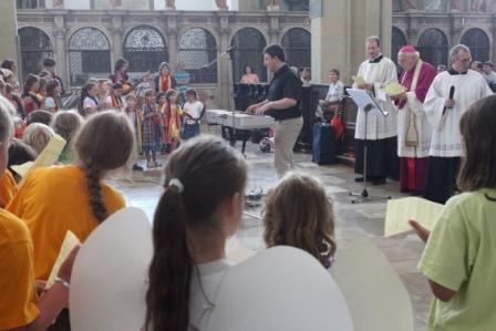Rund 140 Kinder aus sechs Chören empfingen den liturgischen Segen von Weihbischof Grünwald.