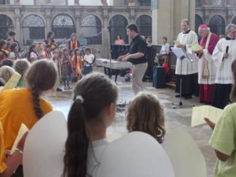 Rund 140 Kinder aus sechs Chören empfingen den liturgischen Segen von Weihbischof Grünwald.