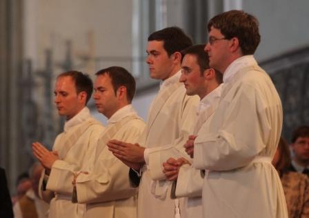 Diese fünf Weihekandidaten empfingen das Sakrament der Priesterweihe. 