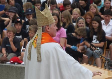 Weihbischof Dr. Dr. Anton Losinger feierte mit den Schülern der Franz-von Assisi-Schule in Augsburg einen Gottesdienst anlässlich der Gründung "ihrer" Schule vor 20 Jahren.