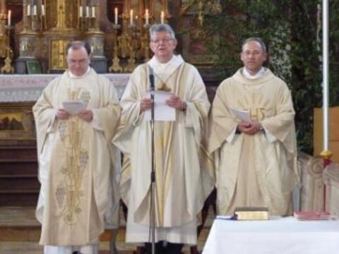 Domkapitular Prälat Dr. Bertram Meier (links) zusammen mit Bischof Dr. Erwin Kräutler (Mitte) während des Gottesdienstes in der Pfarrkirche St. Stephan in Pfaffenhausen. 