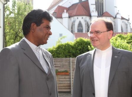Father Antony Raj, Nationalpräses des Kolpingwerkes in Indien, berichtete Domkapitular Meier vom Fortgang des durch das Diözesanreferat Weltkirche geförderten Wohnungsbauprojekts in Südindien.