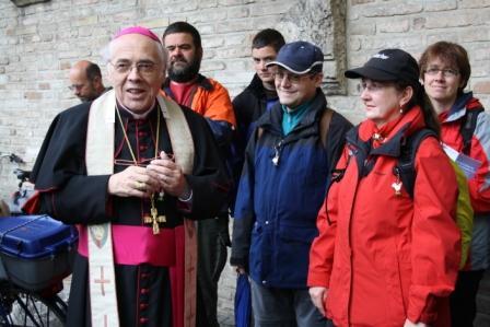 Diözesanadministrator Weihbischof Grünwald segnete die Augsburger Teilnehmer an der Kolping-Diözesanwallfahrt nach Roggenburg.