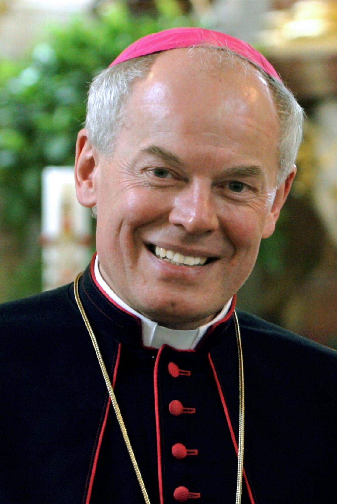 Dompropst Dr. Dr. Anton Losinger feiert 10 Jahre seit seiner Ernennung zum Weihbischof im Bistum Augsburg im Juni 2000.