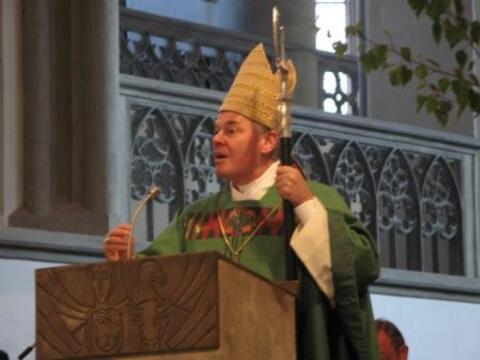 Weihbschof Dr. Dr. Anton Losinger predigte im Kapitelamt am Dreifaltigkeitssonntag 2010 Vertrauen auf Jesus Christus statt Resignation.