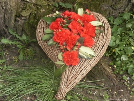 Angebote der Ehe-und Familienseelsorge im Bistum Augsburg im Internet unter www.hochzeit-kirchlich.de und www.beziehung-leben.de.