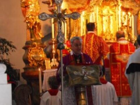 Der Wallfahrtsdirektor in Maria Vesperbild, Prälat Dr. Wilhelm Imkamp, begrüßte die Gottesdienstbesucher in der Wallfahrtskirche.