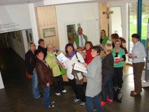 Landvolkpfarrer Rainer Remmele mit Teilnehmerinnen des Wochenendseminares in der Landvolkshochschule Wies.