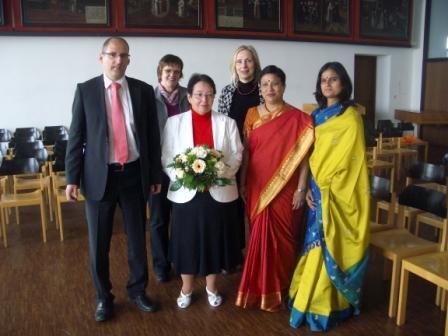 v.l.n.r.: Schulleiter des Maria-Ward-Gymnasiums, Peter Kosak, Lehrerin, Eva-Maria May, Prof. em. Dr. Anita Pfaff, Lehrerin, Ellensint Brandmiller, indische Austauschlehrerinnen Ashok Swarnalakshmi und Karthick Jayashree.