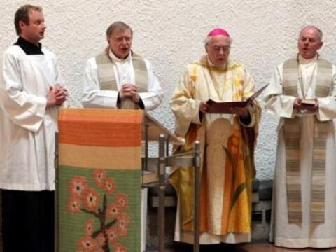 V.r. Weihbischof Dr. Dr. Anton Losinger, Diözesanadministrator Weihbischof Josef Grünwald, Domdekan Prälat Dr. Dietmar Bernt, und Christian Higl beim Festgottesdienst in der Kapelle des Hauses St. Ulrich.
