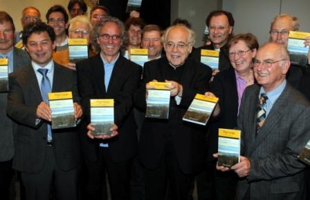 Diözesanadministrator Weihbischof Josef Grünwald (Mitte) bei der Buchvorstellung "Ich bleib' dann mal da" - Pilgerwege im Bistum Augsburg"