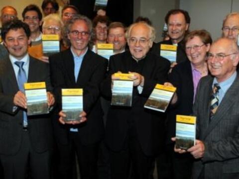 Diözesanadministrator Weihbischof Josef Grünwald (Mitte) bei der Buchvorstellung "Ich bleib' dann mal da" - Pilgerwege im Bistum Augsburg"
