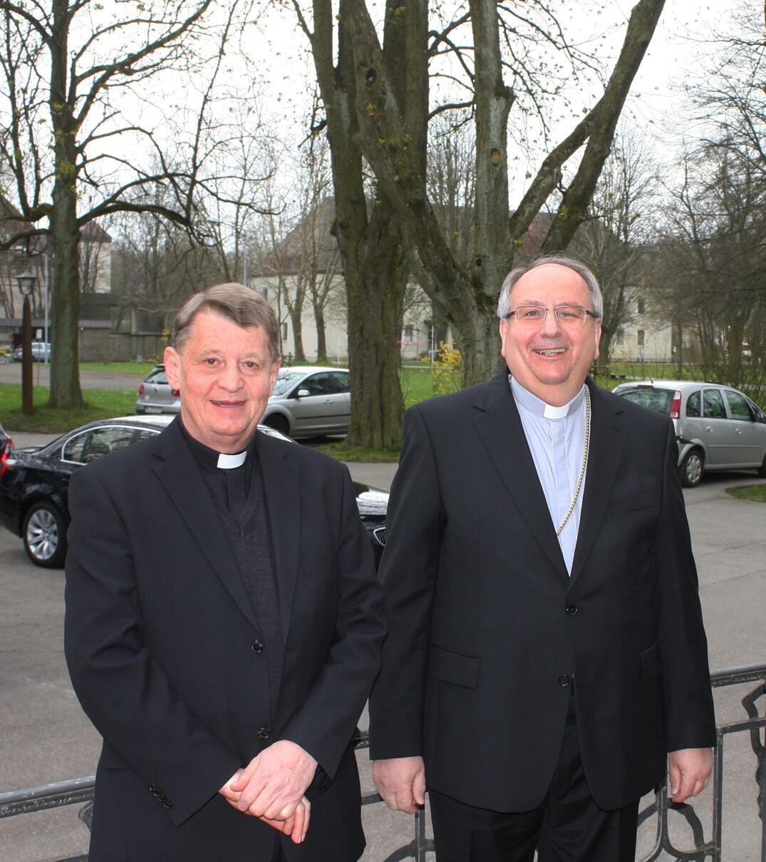 Prälat Josef Heigl (links) und Michael Grabow, Regionalbischof der Evangelisch-Lutherischen Kirche in Bayern, kamen zur Auftaktveranstaltung der ökumenischen "Woche für das Leben" in Günzburg. Bild: R. Müller
