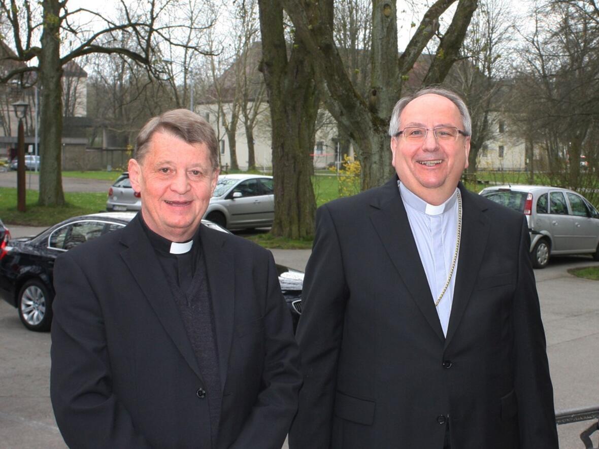 Prälat Josef Heigl (links) und Michael Grabow, Regionalbischof der Evangelisch-Lutherischen Kirche in Bayern, kamen zur Auftaktveranstaltung der ökumenischen "Woche für das Leben" in Günzburg. Bild: R. Müller