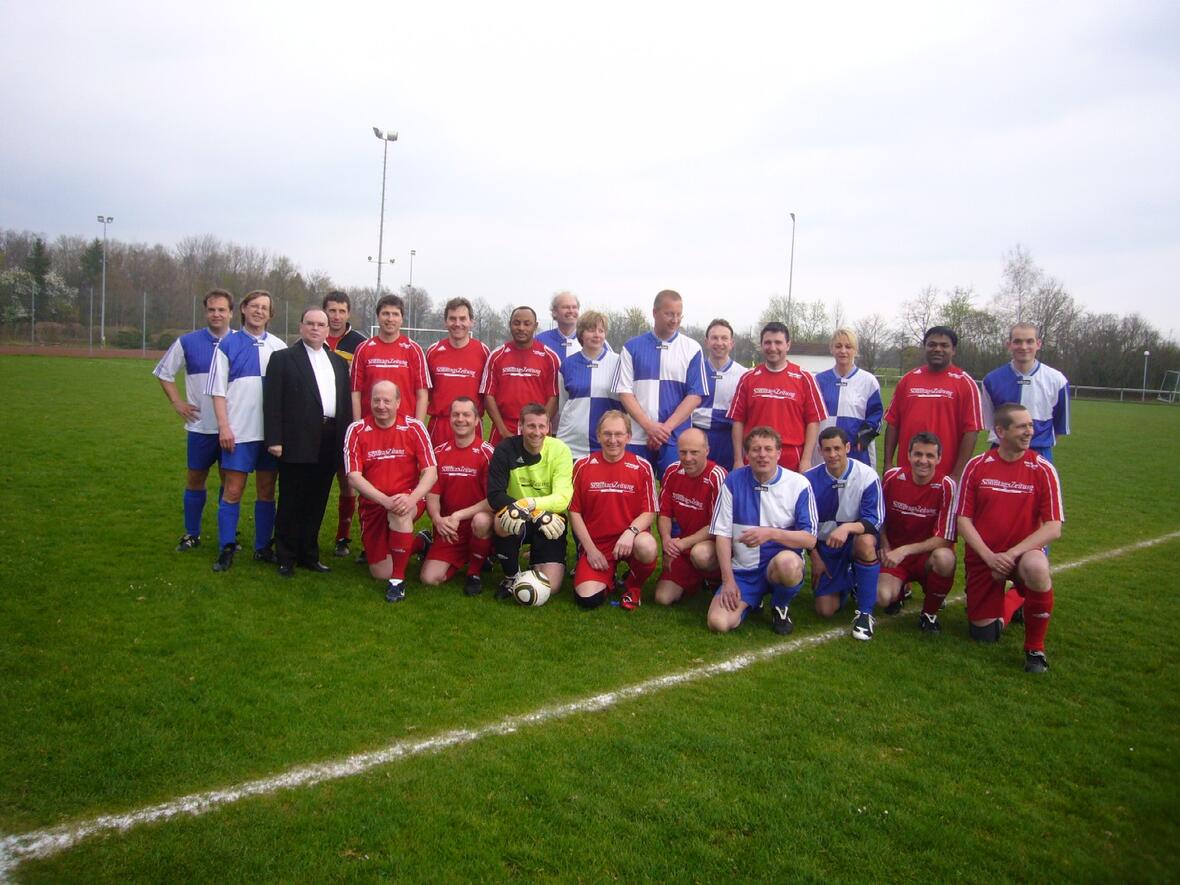 Domkapitular Prälat Bertram Meier eröffnete das ökumenische Fußballspiel zum bevorstehenden Ökumenischen Kirchentag in München.