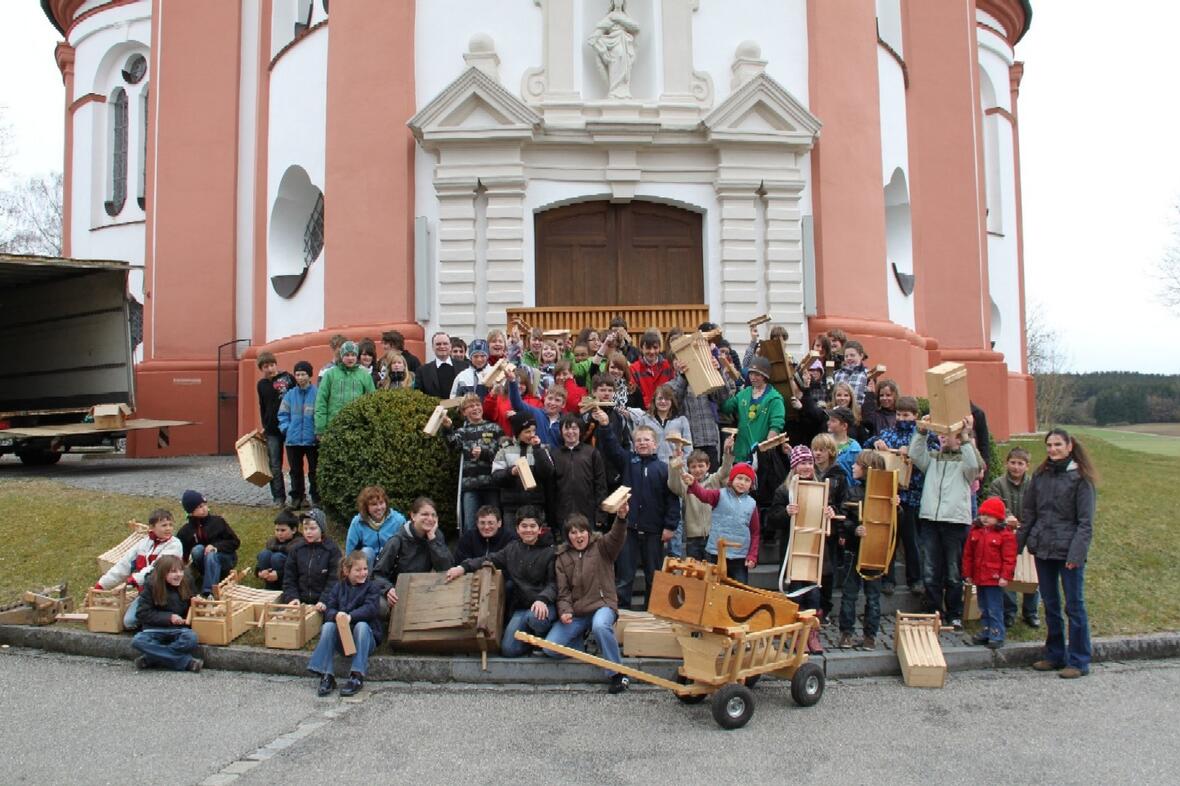 Domkapitular Prälat Dr. Bertram Meier, Leiter des Referates Weltkirche im Bistum Augsburg, begleitete die Eröffnung der Rätschaktion 2010 in Vilgertshofen.