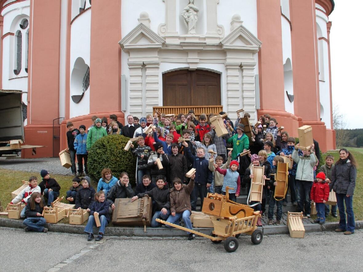 Domkapitular Prälat Dr. Bertram Meier, Leiter des Referates Weltkirche im Bistum Augsburg, begleitete die Eröffnung der Rätschaktion 2010 in Vilgertshofen.