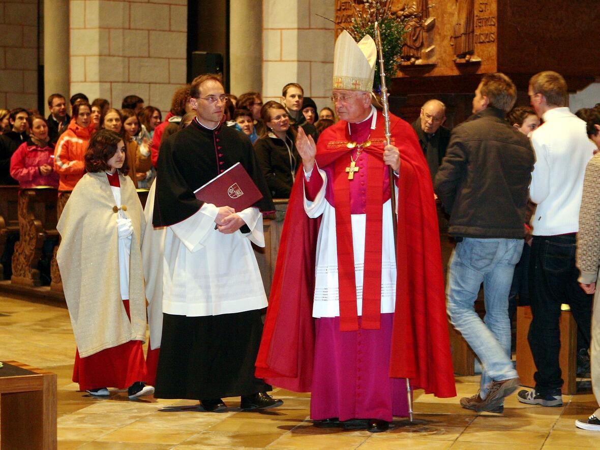 Bischof Dr. Walter Mixa feierte mit Hunderten Jugendlichen die Vigil zum Abschluss des Diözesanen Weltjugendtages im Augburger Dom.