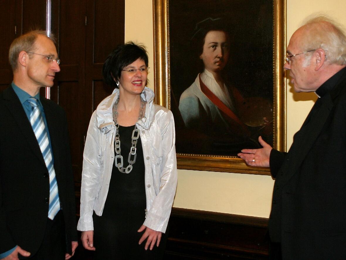 V.l. Dr. Thomas Wiercinski, Projektleiter der Holzer-Ausstellung, Melanie Thierbach, Direktorin des Diözesanmuseums St. Afra, und Weihbischof Josef Grünwald gaben eine gemeinsame Pressekonferenz zur Ausstellung "Maler des Lichts" im Schaezlerpalais Augsburg.