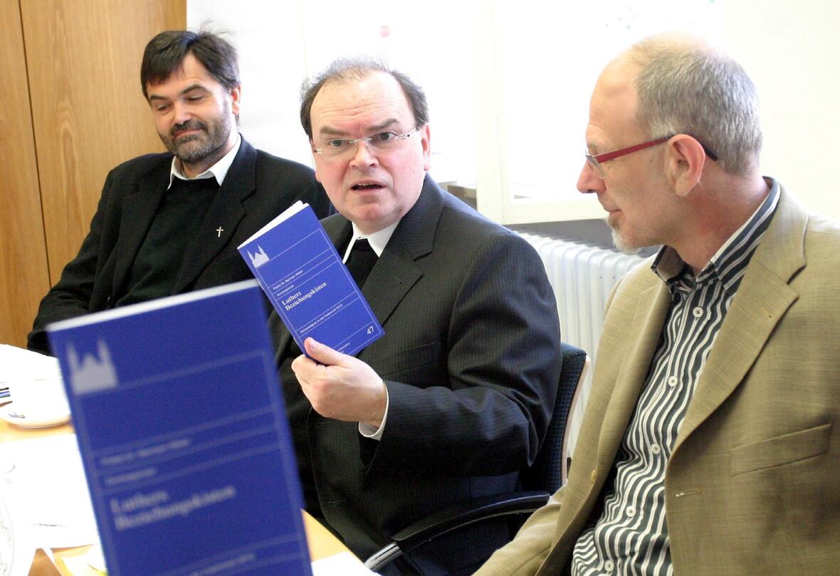 V.l. Pfarrer Reiner Hartmann, Domkapitular Bertram Meier und Robert Ochs beim Pressegespräch in Augsburg.