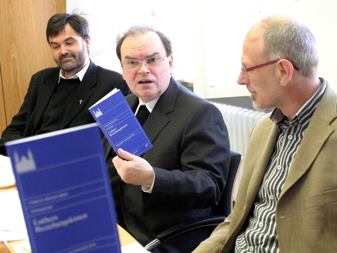 V.l. Pfarrer Reiner Hartmann, Domkapitular Bertram Meier und Robert Ochs beim Pressegespräch in Augsburg.