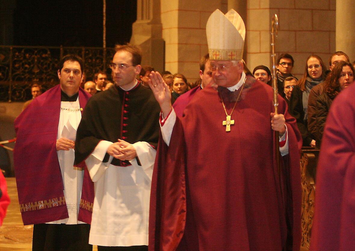 Bischof Dr. Walter Mixa hieß 14 "Nightfever-Teams" aus ganz Deutschland im Augsburger Dom zur "Nacht der offenen Tür für den Glauben" willkommen.