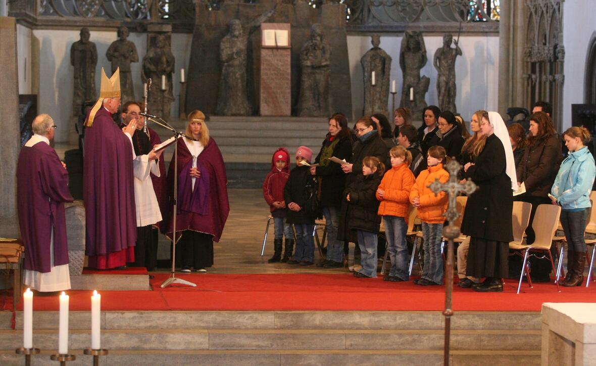 Bischof Dr. Walter Mixa ruft alle Katechumenen und Kandidaten namentlich zur Zulassung zu den Sakramenten Taufe, Eucharistie und Firmung auf.