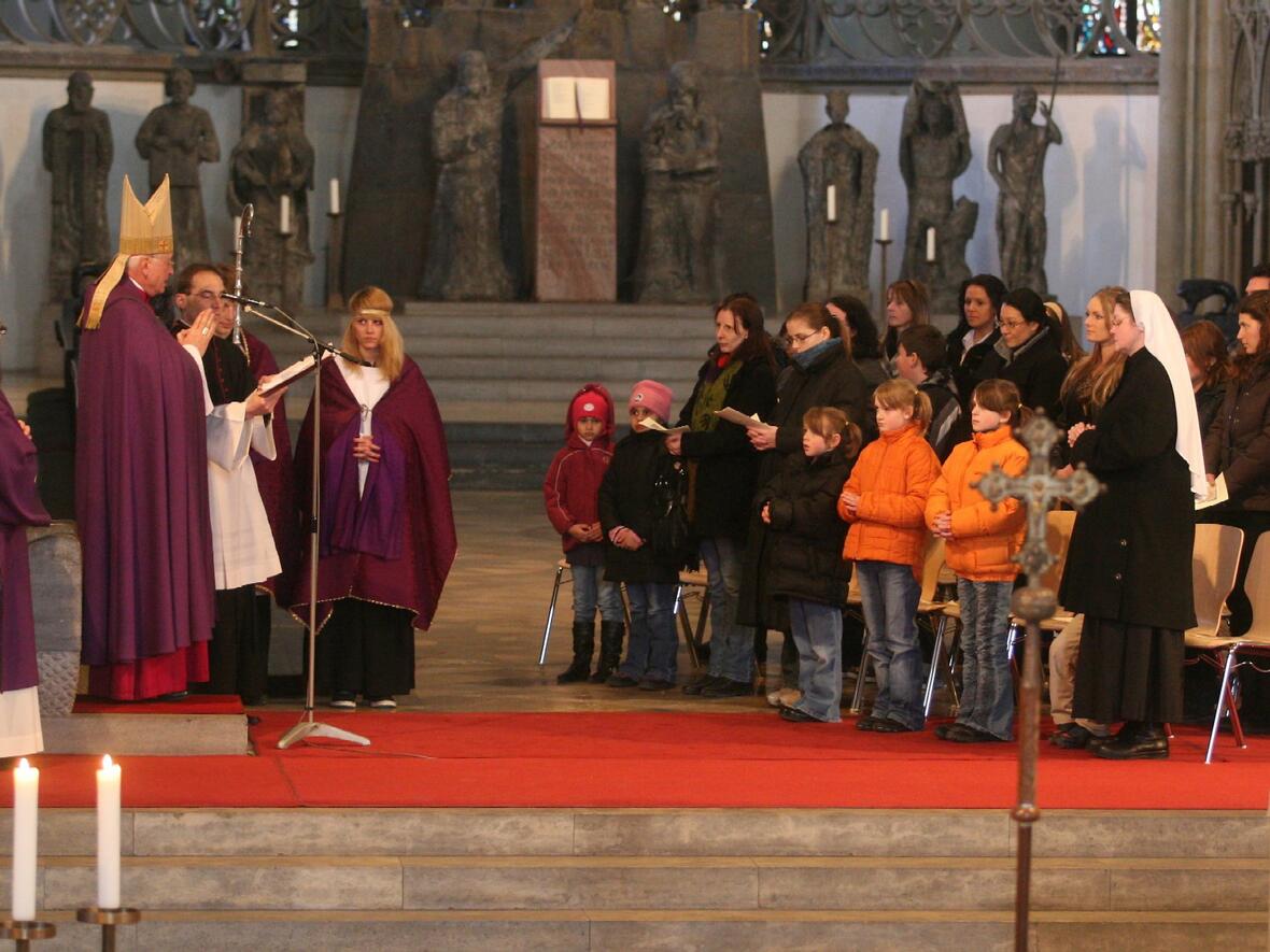 Bischof Dr. Walter Mixa ruft alle Katechumenen und Kandidaten namentlich zur Zulassung zu den Sakramenten Taufe, Eucharistie und Firmung auf.