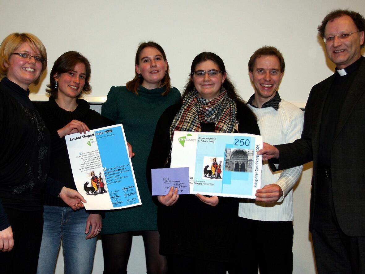 Der Religiöse Sonderpreis im Rahmen der Bischof-Simpert-Preis-Verleihung ging in diesem Jahr an den BDKJ-Stadtverband Kempten.Hier mit der BDKJ-Diözesanvorsitzenden Jenny Kranz (links) und Domkapitular Monsignore Dr. Wolfgang Hacker (rechts).