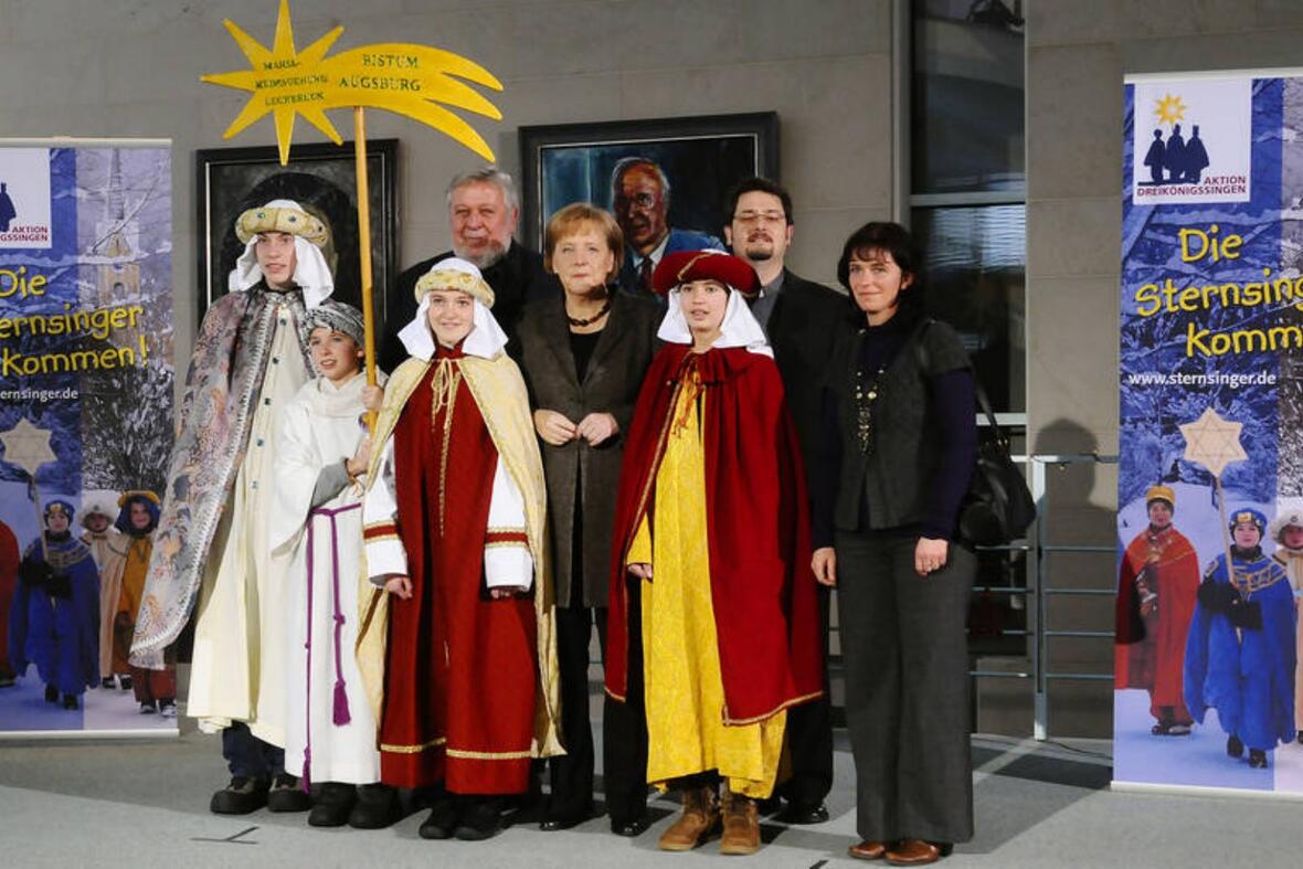 Sternsinger aus Lechbruck mit Kanzlerin Angela Merkel, Msgr. Winfried Pilz, Präsident des Kindermissionswerks „Die Sternsinger“, und Pfr. Simon Rapp, Bundespräses des Bundes der Deutschen Katholischen Jugend (BDKJ) beim Sternsingerempfang im Bundeskanzleramt in Berlin.Foto: PictureInfo