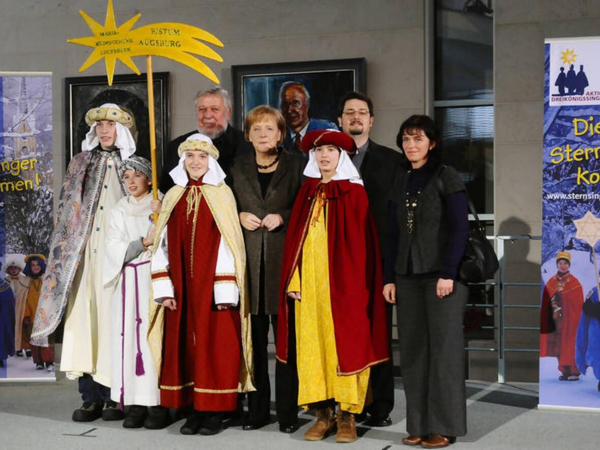 Sternsinger aus Lechbruck mit Kanzlerin Angela Merkel, Msgr. Winfried Pilz, Präsident des Kindermissionswerks „Die Sternsinger“, und Pfr. Simon Rapp, Bundespräses des Bundes der Deutschen Katholischen Jugend (BDKJ) beim Sternsingerempfang im Bundeskanzleramt in Berlin.Foto: PictureInfo