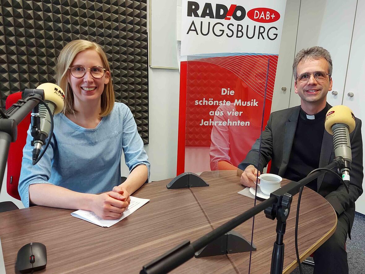 RADIO AUGSBURG-Moderatorin Katharina van der Beek im Gespräch mit Dompfarrer Armin Zürn. (Foto: SUV)