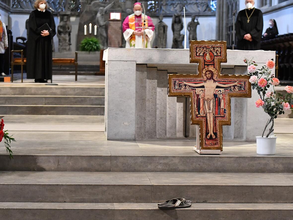 "Barfuß im Herzen der Stadt": Assisikreuz mit Sandalen im Hohen Dom (Foto: Julian Schmidt / pba)