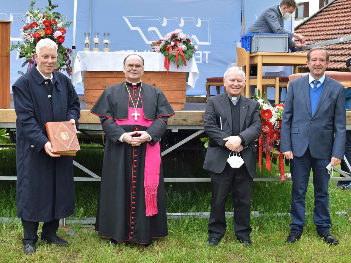 850 Jahre Durach: Ein Grund zur Freude für Kirche und Kommune. Auf dem Bild (v.l.) Bürgermeister Gerhard Hock, Bischof Bertram, Pfarrer Hermann Drischberger, PGR-Vorsitzender Helmut Karg. (Fotos: Sabine Verspohl-Nitsche / pdke)