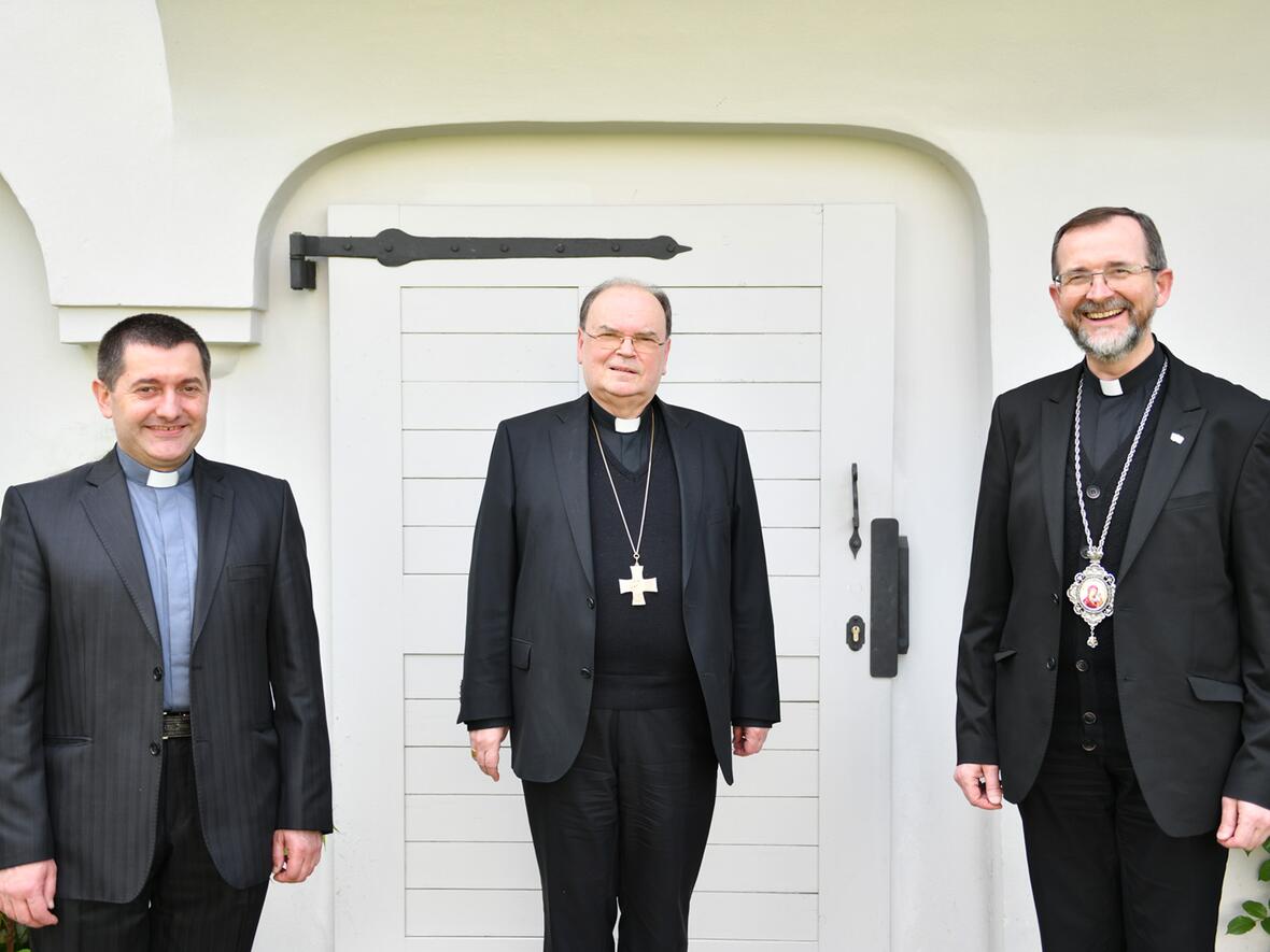 (v. l.) Pfarrer Andriy Pizo, Bischof Dr. Bertram Meier, Apostolischer Exarch Dr. Bohdan Dzyurakh CSSR (Foto: Julian Schmidt / pba)