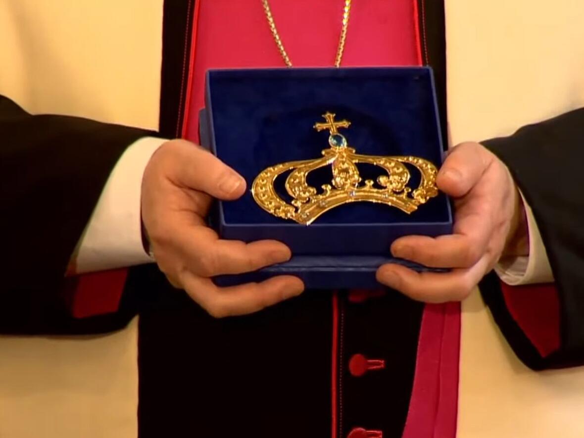 Bischof Bertram mit der Marienkrone (Bild: katholisch1.tv)