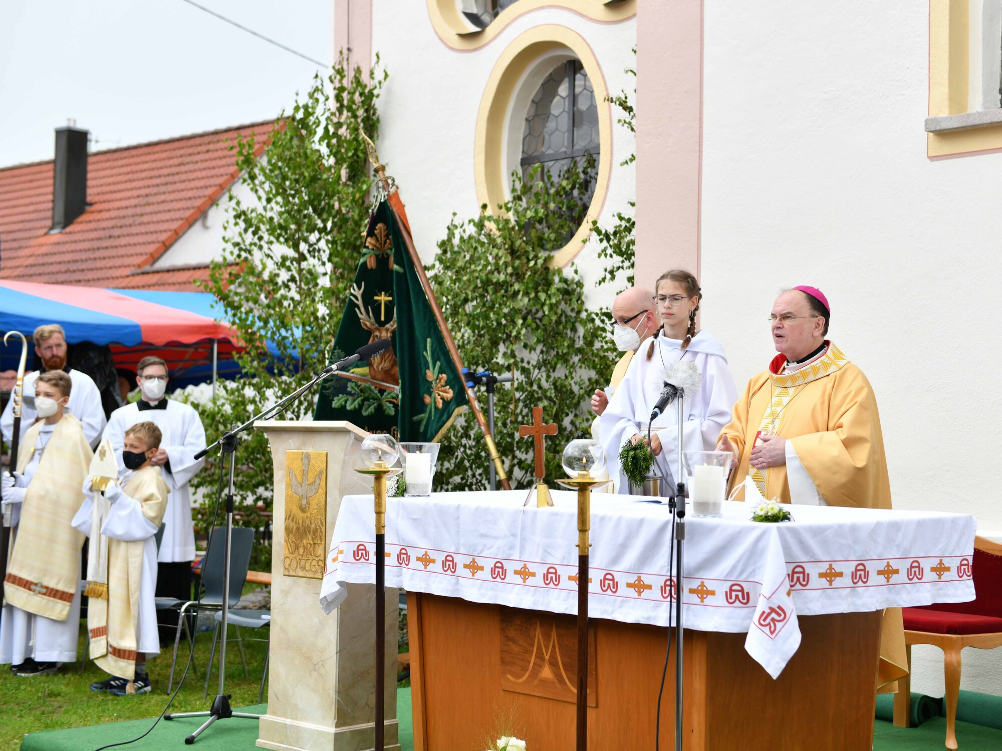 Pontifikalamt im Freien bei der Kirche St. Leonhard (Maria Steber_pba)