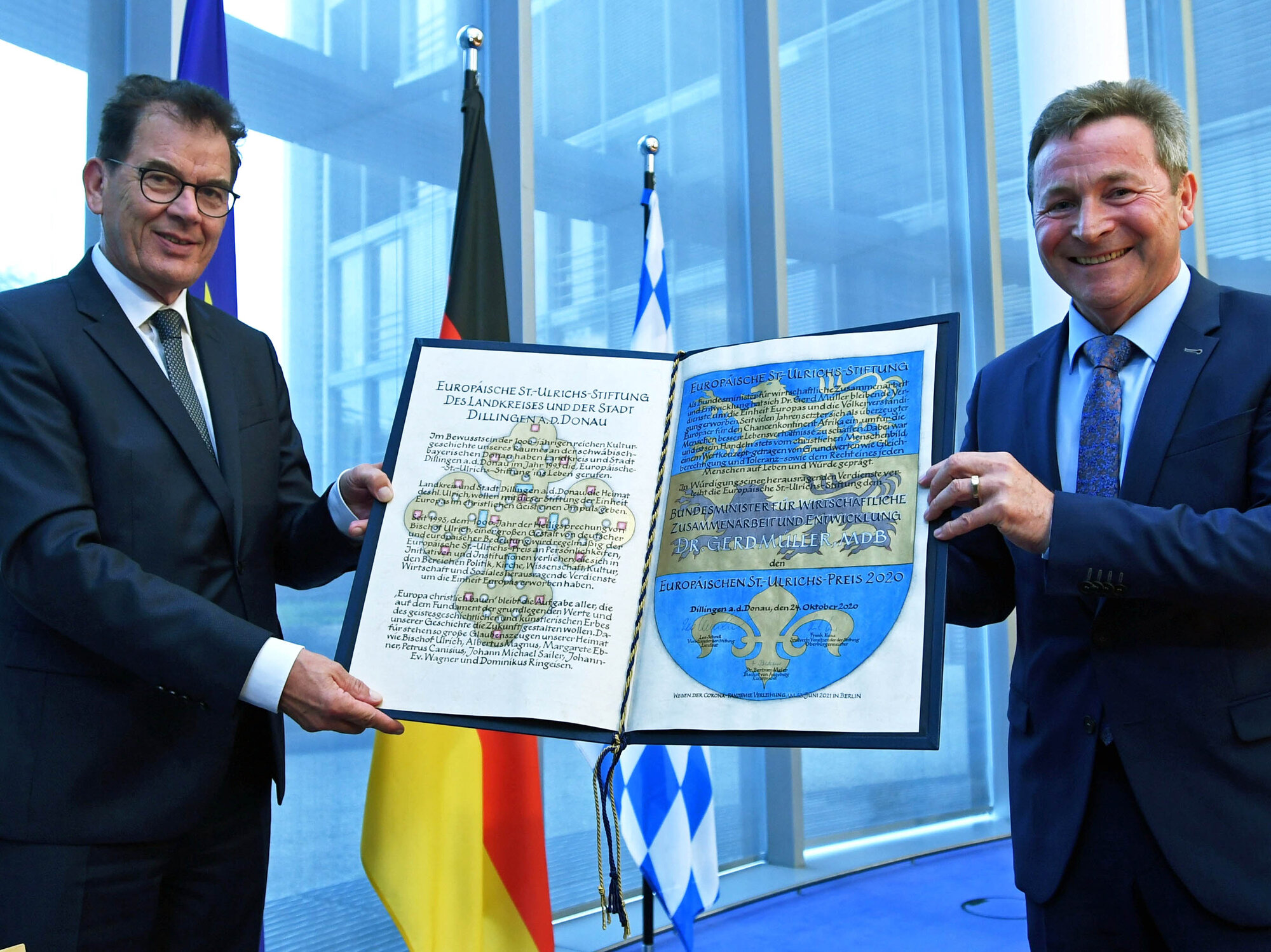 Übergabe der Urkunde durch den Stiftungsvorsitzenden Landrat Leo Schrell (rechts) an Bundesminister Dr. Gerd Müller MdB