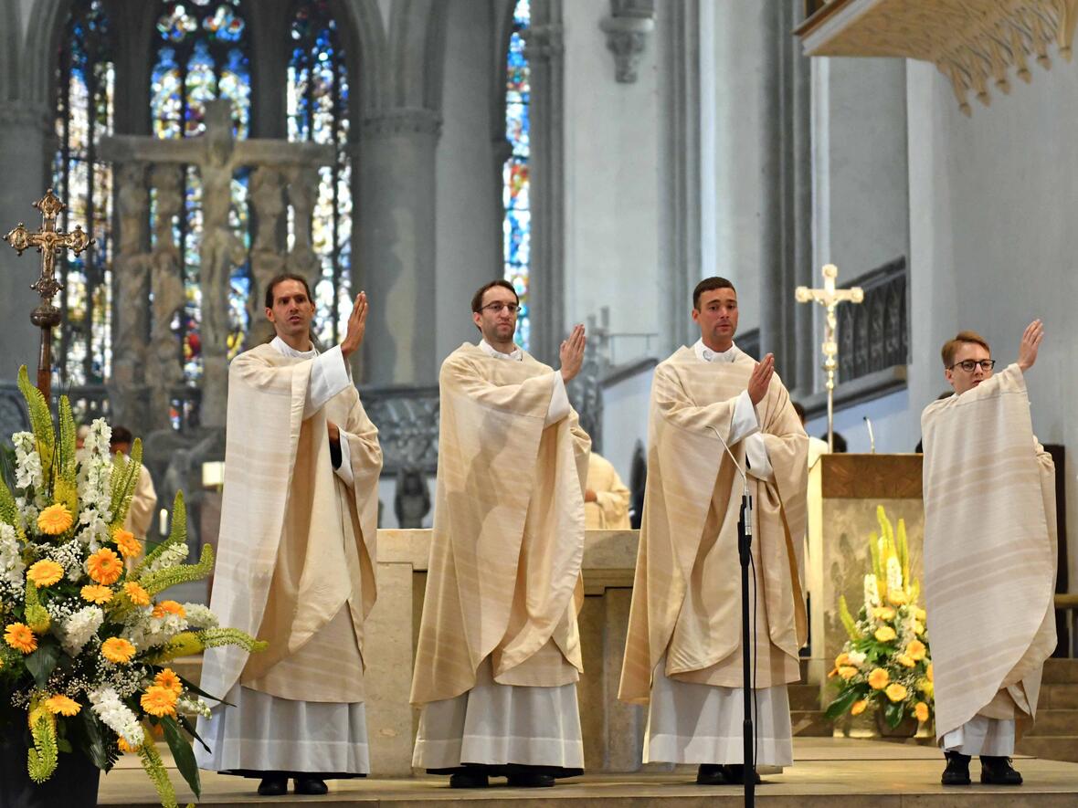 Die vier neuen Priester spenden den ersten feierlichen Segen. (Foto: Nicolas Schnall / pba)