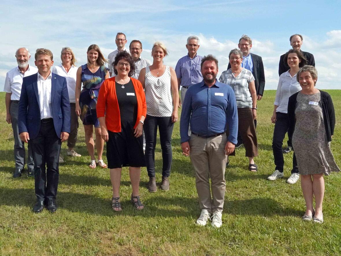 Der neue Diözesanvorstand gemeinsam mit dem scheidenden Landvolkseelsorger Dr. Wolfgang Hacker (hinten rechts) (v.l.): Pfr. Anton Siegel (Dekanatslandvolkseelsorger), Albert Vögele (1. Vorsitzender), Silvia Snehotta (Beisitzerin), Regina Volk (Beisitzerin), Martha Hänsler (1. Vorsitzende), Marcus Vögele (Beisitzer), Reinhard Flock (Beisitzer), Sabrina Miller (2. Vorsitzende), Franz Schlecht (Beisitzer), Norbert Kienle (2. Vorsitzender), Sylvia Hindelang (Vertreterin der Landvolkshochschule Wies), Dieter Haschner (Geschäftsführer), Regina Schmid (Vertreterin des KLB-Bildungswerks), Annemarie Bösl (Beisitzerin). (Foto: KLB)