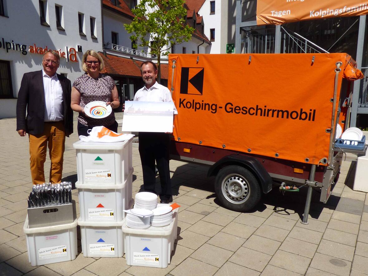 Oberbürgermeisterin Eva Weber (Mitte) freut sich über den Millionsten gespülten Teller, den ihr Kolping-Bezirksvorsitzender Heinz Schaaf (links) übergibt. Klaus Ernicke (rechts) ist ehrenamtlicher Betreuer der Geschirrmobile. (Foto: Kolping Diözesanverband Augsburg)