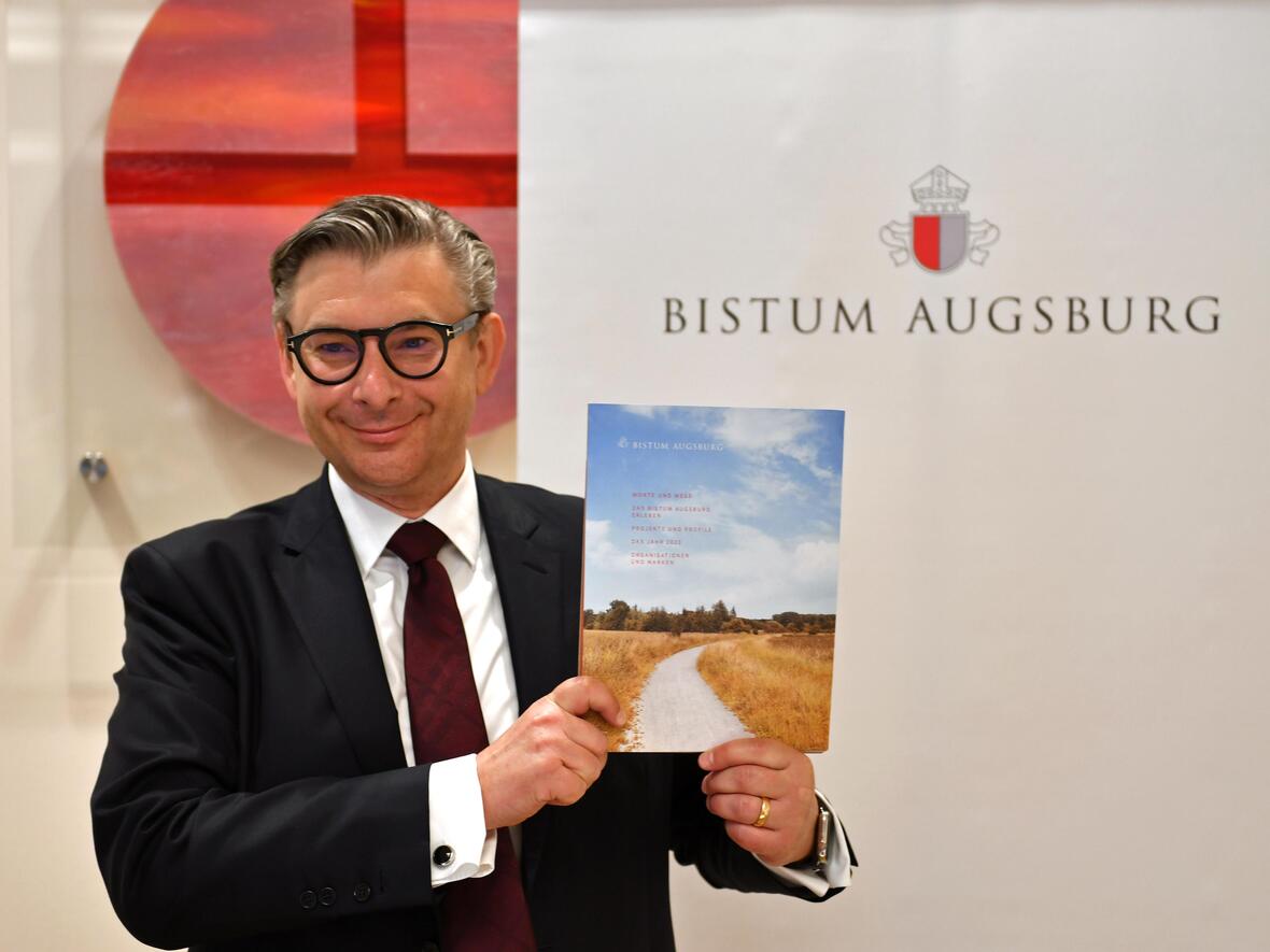 Finanzdirektor Jérôme-Oliver Quella präsentiert den 132 Seiten umfassenden Geschäftsbericht. (Fotos: Nicolas Schnall / pba)