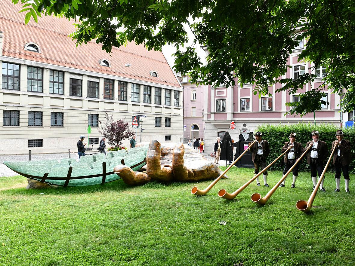 Die Wertacher Alphornbläser neben der Glasarche am Domvorplatz (Foto: Julian Schmidt / pba)