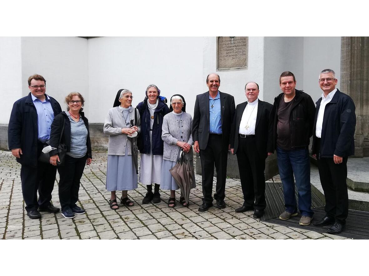 Auf Heimat-Urlaub: Die Missionare und Missionarinnen beim Treffen mit Bischof Bertram und den Mitarbeiter/-innen der Abteilung Weltkirche am Ulrichsfest (Foto: Abteilung Weltkirche).